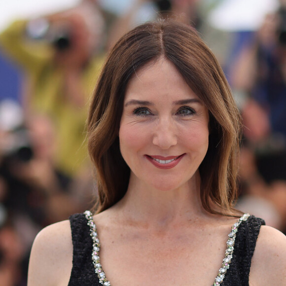 Une petite blague qui a beaucoup plu à Elsa Zylberstein et elle n'a pas mis longtemps à réagir en envoyant deux emojis coeurs rouges
 
Elsa Zylberstein au photocall de "Club Zéro" lors du 76ème Festival International du Film de Cannes, au Palais des Festivals à Cannes, France, le 23 mai 2023. © Jacovides-Moreau/Bestimage