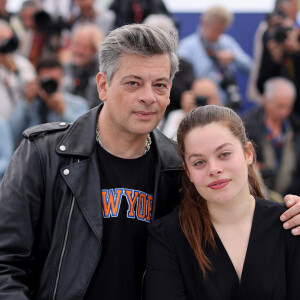 Anna Biolay joue dans "Rosalie" avec son papa Benjamin Biolay.
Benjamin Biolay et sa fille Anna Biolay au photocall de "Rosalie" lors du 76ème Festival International du Film de Cannes. © Jacovides/Moreau/Bestimage 
