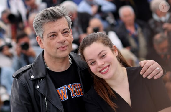 Toute la famille est traumatisée. 
Benjamin Biolay et sa fille Anna Biolay au photocall de "Rosalie" lors du 76ème Festival International du Film de Cannes, le 18 mai 2023. © Jacovides/Moreau/Bestimage 