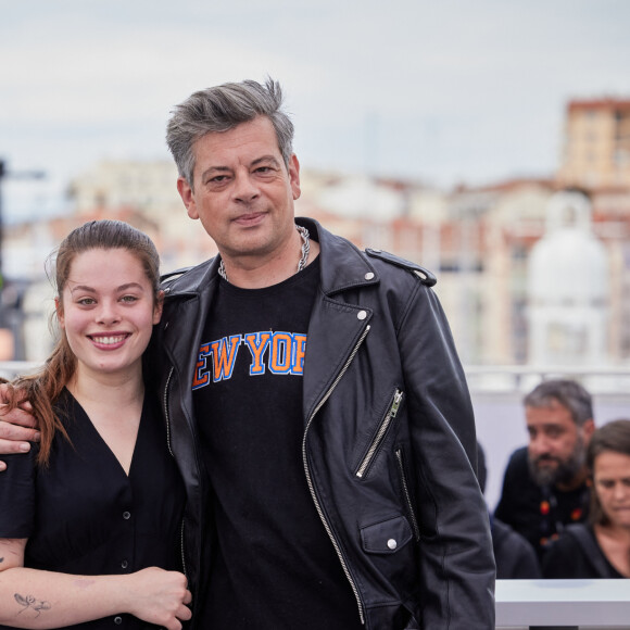 Benjamin Biolay et sa fille Anna Biolay au photocall de "Rosalie" lors du 76ème Festival International du Film de Cannes, le 18 mai 2023. © Jacovides/Moreau/Bestimage 