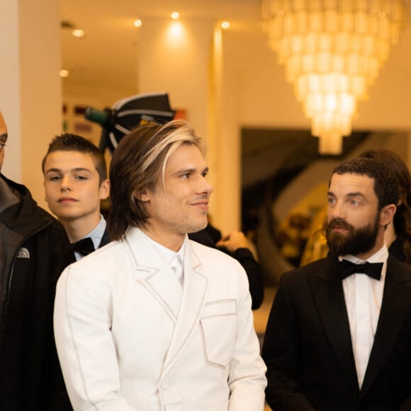 Orelsan, Guillaume Gouix, Benjamin Biolay et sa fille Anna - Personnalités à l'hôtel Martinez avant la montée des marches du film Indiana Jones et le cadran de la destinée (Indiana Jones and the Dial of destiny) lors du 76ème Festival International du Film de Cannes le 18 mai 2023. © Tiziano Da Silva / Pierre Perusseau / Bestimage 