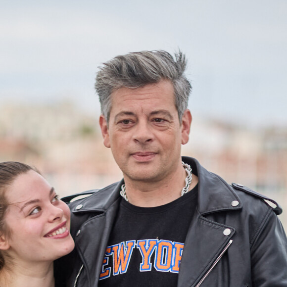 Benjamin Biolay et sa fille Anna Biolay au photocall de "Rosalie" lors du 76ème Festival International du Film de Cannes, le 18 mai 2023. © Jacovides/Moreau/Bestimage  Celebrities at the photocall of "Rosalie" during the 76th International Cannes Film Festival. May 18th, 2023. 