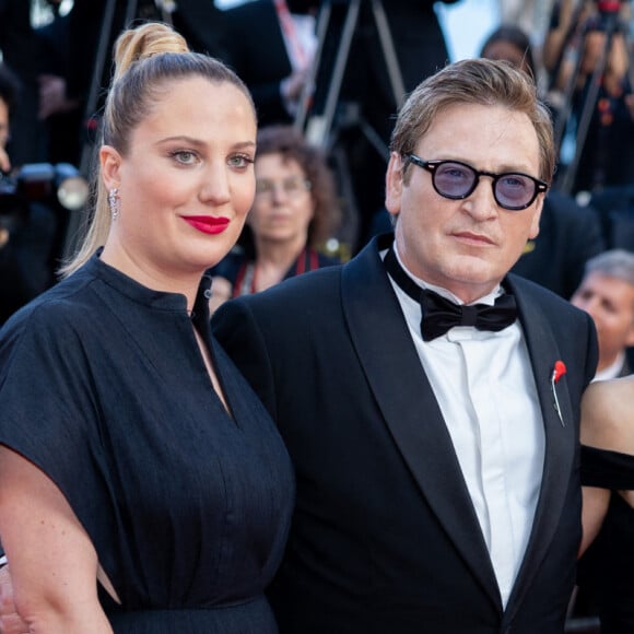 Benoit Magimel a effectué son ultime montée des marches pour assister à la cérémonie de clôture du Festival de Cannes
Margot Pelletier et son mari Benoît Magimel, Tran Nu Yen Khe, Tran Anh Hung - Montée des marches du film " Elémentaire " pour la cérémonie de clôture du 76ème Festival International du Film de Cannes, au Palais des Festivals à Cannes. Le 27 mai 2023 © Olivier Borde / Bestimage 