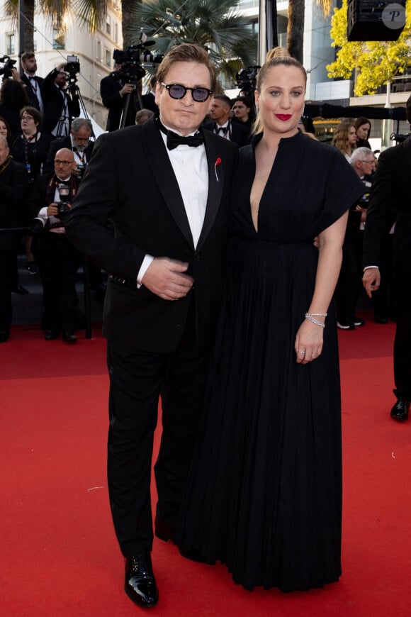 Benoit Magimel était omniprésent sur le tapis rouge cette année
Benoît Magimel et sa femme Margot Pelletier - Montée des marches du film " Elémentaire " pour la cérémonie de clôture du 76ème Festival International du Film de Cannes, au Palais des Festivals à Cannes. © Jacovides-Moreau / Bestimage 