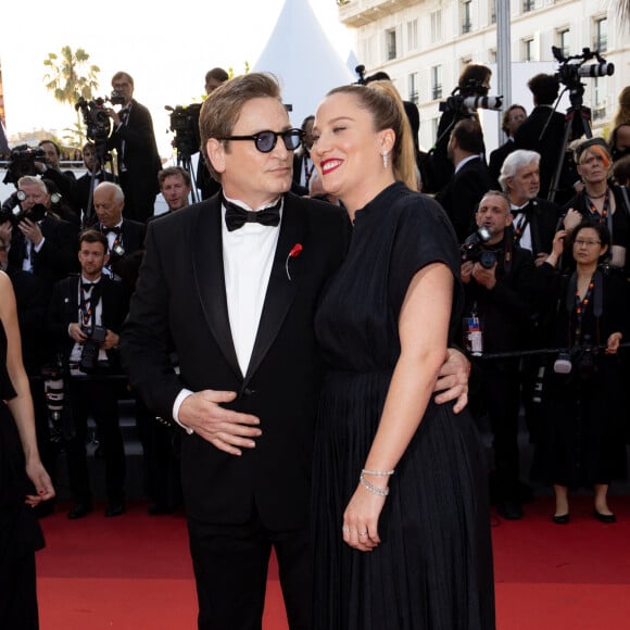 Benoît Magimel et sa femme Margot Pelletier - Montée des marches du film " Elémentaire " pour la cérémonie de clôture du 76ème Festival International du Film de Cannes, au Palais des Festivals à Cannes. Le 27 mai 2023 © Jacovides-Moreau / Bestimage 