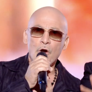 L'artiste qui se bat contre un cancer du poumon a alors suscité beaucoup d'émotion
Florent Pagny suscite l'émotion en débarquant avec surprise sur la scène de "The Voice" - TF1