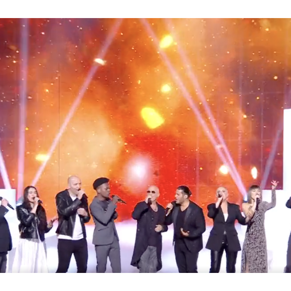 Il a créé la surprise en rejoignant les demi-finalistes sur la scène.
Florent Pagny suscite l'émotion en débarquant avec surprise sur la scène de "The Voice" - TF1