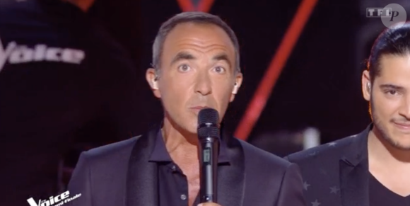 "C'était la surprise absolue, personne n'était au courant !", a assuré Nikos Aliagas après leur prestation. 
Nikos Aliagas lors de la demi-finale de "The Voice", TF1