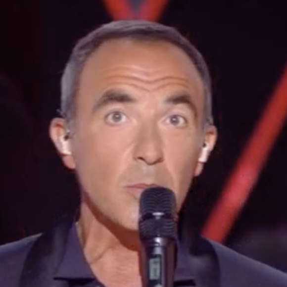 "C'était la surprise absolue, personne n'était au courant !", a assuré Nikos Aliagas après leur prestation. 
Nikos Aliagas lors de la demi-finale de "The Voice", TF1
