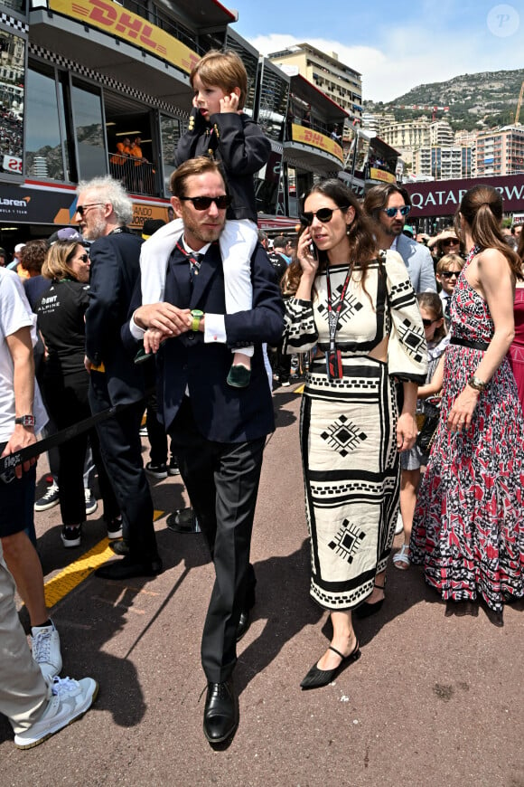 Maximilian a eu beaucoup de mal à supporter le bruit du Grand Prix.
Andrea Casiraghi, sa femme Tatiana Santo Domingo et leur fils Maximilian Casiraghi - La famille princière de Monaco lors du 80ème Grand Prix de Monaco de Formule 1 à Monaco le 28 mai 2023. © Bruno Bebert/Bestimage 