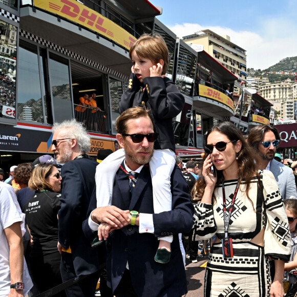 Maximilian a eu beaucoup de mal à supporter le bruit du Grand Prix.
Andrea Casiraghi, sa femme Tatiana Santo Domingo et leur fils Maximilian Casiraghi - La famille princière de Monaco lors du 80ème Grand Prix de Monaco de Formule 1 à Monaco le 28 mai 2023. © Bruno Bebert/Bestimage 