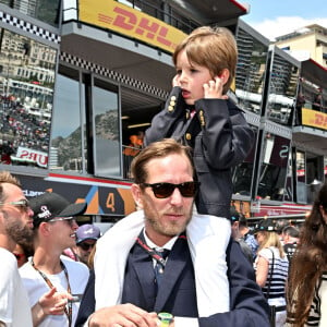 Andrea Casiraghi  était avec ses trois enfants au Grand Prix de Monaco.
Andrea Casiraghi et son fils Maximilian Casiraghi - La famille princière de Monaco lors du 80ème Grand Prix de Monaco de Formule 1 à Monaco. © Bruno Bebert/Bestimage 