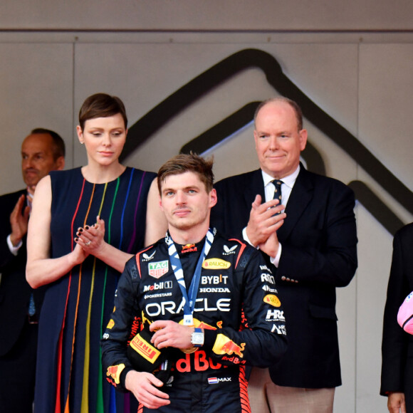 Andrea Casiraghi a participé à la remise des trophées avec son oncle Albert de Monaco et la princesse Charlene de Monaco.
La princesse Charlène de Monaco, le prince Albert II de Monaco, le roi de Malaisie, Abdullah Shah, Andrea Casiraghi, Fernando Alonso, Max Verstappen, Esteban Ocon - Remise de prix du 80ème Grand Prix de Monaco de Formule 1 à Monaco le 28 Mai 2023. © Bruno Bebert/Bestimage 