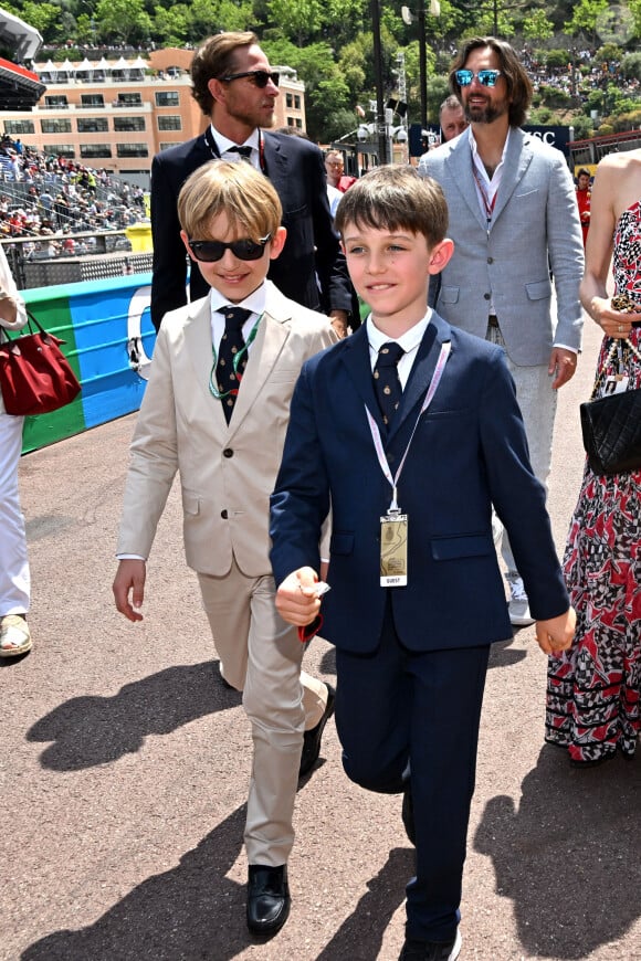 Sacha Casiraghi a pleinment profité de son cousin Raphaël Elmaleh
Pierre Casiraghi, Dimitri Rassam, Sacha Casiraghi, Raphael Elmaleh - La famille princière de Monaco lors du 80ème Grand Prix de Monaco de Formule 1 à Monaco le 28 mai 2023. © Bruno Bebert/Bestimage 