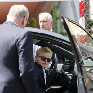 Sur une photo, on peut voir Albert de Monaco au volant de sa voiture tandis que le petit blondinet de 8 ans, lunettes de soleil sur le nez, se trouve à ses côtés

Le prince Albert II de Monaco fait un tour de circuit avec son fils Le prince Jacques de Monaco, marquis des Baux - La famille princière de Monaco lors du 80ème Grand Prix de Monaco de Formule 1 à Monaco le 28 mai 2023. © Claudia Albuquerque/Bestimage