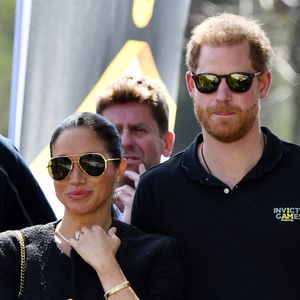 Le prince Harry et Meghan Markle lors du "Land Rover Challenge" au premier jour des Invictus Games 2020 à La Haye, le 16 avril 2022.