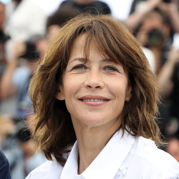 C'est Richard Caillat qui l'a choisie pour cette pièce, et Sophie Marceau ne cache pas son envie de travailler avec lui.
Sophie Marceau (habillée en Celine) au photocall du film Tout s'est bien passé lors du 74ème festival international du film de Cannes le 8 juillet 2021 © Borde / Jacovides / Moreau / Bestimage 