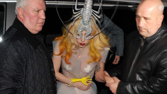 L'incroyable Lady GaGa se fait attaquer... par un homard ! Attention les yeux !