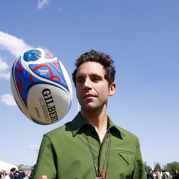La Mêlée des Choeurs vient d'annoncer le nom de son "parrain au grand coeur".
Mika - Le chanteur Mika devient le parrain de la Mêlée des Choeurs et rencontre, des élèves du CM1 à la Terminale qui interpréteront les hymnes nationaux des 48 matchs de la Coupe du Monde de Rugby 2023, à Gennevilliers, France, le 31 mai 2023. La coupe du monde de Rugby en France décroche une star internationale que la France adore en la personne de Mika pour un projet pédagogique et sociétal important unis par la musique. Mika devient le parrain de la Mêlée des Choeurs. Le projet de la Mêlée des Choeurs aura le privilège de compter sur un parrain d'exception : la popstar internationale Mika. La Coupe du Monde de Rugby 2023 a le plaisir d'annoncer que le chanteur Mika sera le parrain de la Mêlée des Choeurs, qui mobilise plus de 7 000 élèves du CM1 à la Terminale, à travers toute la France, pour interpréter les hymnes nationaux des 48 matchs de la Coupe du Monde de Rugby 2023. Artiste complet (auteur, compositeur et interprète) et engagé, véritable citoyen du monde, Mika a rencontré un triomphe planétaire dès 2007, avec l'album Life in Cartoon Motion – les tubes Relax, Take It Easy, Grace Kelly ou encore Love Today en sont extraits – certifié disque de diamant et vendu à plus de 6 millions d'exemplaires partout dans le monde. Suivront quatre nouveaux albums et une farandole de hits qui ont conquis les coeurs, en France comme à l'international : We Are Golden, Rain, Elle me dit, Boum Boum Boum ou encore Keep it simple, sorti en 2023 en duo avec Vianney. 7 000 élèves mobilisés partout en FranceLa collaboration entre Mika et la Mêlée des Choeurs démarrera dès demain, à l'occasion des 100 jours de la Coupe du Monde de Rugby 2023, avec une rencontre organisée avec de jeunes choristes en région parisienne, en présence également d'un Champion du Monde de Rugby. Lancé de concert avec le ministère de l'Education nationale, le ministère de la Culture et la Maîtrise populaire de l'Opéra-Comique, la Mêlée des Choeurs est un projet innovant, à triple dimension artistique, pédagogique et événementielle. Pour la première fois dans l'histoire de la Coupe du Monde de Rugby, des enfants et adolescents scolarisés chanteront les hymnes des équipes participantes au tournoi en étant encadrés par la Maîtrise populaire de l'Opéra-Comique et accompagnés pédagogiquement par leurs enseignants du premier degré et professeurs d'éducation musicale et de chant choral, tous formés à la direction de choeur. Chacun(e) des 7 000 élèves mobilisés par le projet interprétera les deux hymnes d'un match, auquel il assistera ensuite avec les encadrants du choeur. 