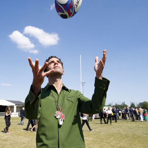 Mika - Le chanteur Mika devient le parrain de la Mêlée des Choeurs et rencontre, des élèves du CM1 à la Terminale qui interpréteront les hymnes nationaux des 48 matchs de la Coupe du Monde de Rugby 2023, à Gennevilliers, France, le 31 mai 2023. La coupe du monde de Rugby en France décroche une star internationale que la France adore en la personne de Mika pour un projet pédagogique et sociétal important unis par la musique. Mika devient le parrain de la Mêlée des Choeurs. Le projet de la Mêlée des Choeurs aura le privilège de compter sur un parrain d'exception : la popstar internationale Mika. La Coupe du Monde de Rugby 2023 a le plaisir d'annoncer que le chanteur Mika sera le parrain de la Mêlée des Choeurs, qui mobilise plus de 7 000 élèves du CM1 à la Terminale, à travers toute la France, pour interpréter les hymnes nationaux des 48 matchs de la Coupe du Monde de Rugby 2023. Artiste complet (auteur, compositeur et interprète) et engagé, véritable citoyen du monde, Mika a rencontré un triomphe planétaire dès 2007, avec l'album Life in Cartoon Motion – les tubes Relax, Take It Easy, Grace Kelly ou encore Love Today en sont extraits – certifié disque de diamant et vendu à plus de 6 millions d'exemplaires partout dans le monde. Suivront quatre nouveaux albums et une farandole de hits qui ont conquis les coeurs, en France comme à l'international : We Are Golden, Rain, Elle me dit, Boum Boum Boum ou encore Keep it simple, sorti en 2023 en duo avec Vianney. 7 000 élèves mobilisés partout en FranceLa collaboration entre Mika et la Mêlée des Choeurs démarrera dès demain, à l'occasion des 100 jours de la Coupe du Monde de Rugby 2023, avec une rencontre organisée avec de jeunes choristes en région parisienne, en présence également d'un Champion du Monde de Rugby. Lancé de concert avec le ministère de l'Education nationale, le ministère de la Culture et la Maîtrise populaire de l'Opéra-Comique, la Mêlée des Choeurs est un projet innovant, à triple dimension artistique, pédagogique et événementielle. Pour la première fois dans l'histoire de la Coupe du Monde de Rugby, des enfants et adolescents scolarisés chanteront les hymnes des équipes participantes au tournoi en étant encadrés par la Maîtrise populaire de l'Opéra-Comique et accompagnés pédagogiquement par leurs enseignants du premier degré et professeurs d'éducation musicale et de chant choral, tous formés à la direction de choeur. Chacun(e) des 7 000 élèves mobilisés par le projet interprétera les deux hymnes d'un match, auquel il assistera ensuite avec les encadrants du choeur. 