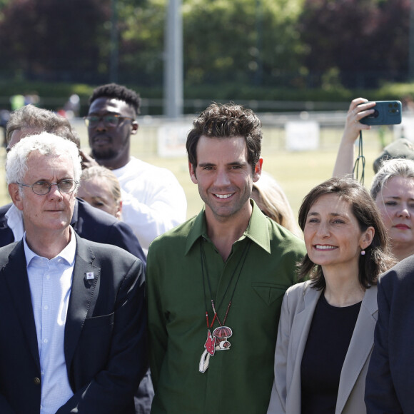 Rima Abdul Malak, ministre de la Culture, Mika, Amélie Oudéa-Castéra, ministre des Sports et des Jeux olympiques et paralympiques - Le chanteur Mika devient le parrain de la Mêlée des Choeurs et rencontre, des élèves du CM1 à la Terminale qui interpréteront les hymnes nationaux des 48 matchs de la Coupe du Monde de Rugby 2023, à Gennevilliers, France, le 31 mai 2023. La coupe du monde de Rugby en France décroche une star internationale que la France adore en la personne de Mika pour un projet pédagogique et sociétal important unis par la musique. Mika devient le parrain de la Mêlée des Choeurs. Le projet de la Mêlée des Choeurs aura le privilège de compter sur un parrain d'exception : la popstar internationale Mika. La Coupe du Monde de Rugby 2023 a le plaisir d'annoncer que le chanteur Mika sera le parrain de la Mêlée des Choeurs, qui mobilise plus de 7 000 élèves du CM1 à la Terminale, à travers toute la France, pour interpréter les hymnes nationaux des 48 matchs de la Coupe du Monde de Rugby 2023. Artiste complet (auteur, compositeur et interprète) et engagé, véritable citoyen du monde, Mika a rencontré un triomphe planétaire dès 2007, avec l'album Life in Cartoon Motion – les tubes Relax, Take It Easy, Grace Kelly ou encore Love Today en sont extraits – certifié disque de diamant et vendu à plus de 6 millions d'exemplaires partout dans le monde. Suivront quatre nouveaux albums et une farandole de hits qui ont conquis les coeurs, en France comme à l'international : We Are Golden, Rain, Elle me dit, Boum Boum Boum ou encore Keep it simple, sorti en 2023 en duo avec Vianney. 7 000 élèves mobilisés partout en FranceLa collaboration entre Mika et la Mêlée des Choeurs démarrera dès demain, à l'occasion des 100 jours de la Coupe du Monde de Rugby 2023, avec une rencontre organisée avec de jeunes choristes en région parisienne, en présence également d'un Champion du Monde de Rugby. Lancé de concert avec le ministère de l'Education nationale, le ministère de la Culture et la Maîtrise populaire de l'Opéra-Comique, la Mêlée des Choeurs est un projet innovant, à triple dimension artistique, pédagogique et événementielle. Pour la première fois dans l'histoire de la Coupe du Monde de Rugby, des enfants et adolescents scolarisés chanteront les hymnes des équipes participantes au tournoi en étant encadrés par la Maîtrise populaire de l'Opéra-Comique et accompagnés pédagogiquement par leurs enseignants du premier degré et professeurs d'éducation musicale et de chant choral, tous formés à la direction de choeur. Chacun(e) des 7 000 élèves mobilisés par le projet interprétera les deux hymnes d'un match, auquel il assistera ensuite avec les encadrants du choeur. 
