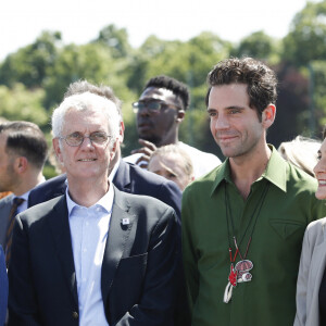 La Coupe du monde de rugby débute au mois de septembre 2023.
Rima Abdul Malak, ministre de la Culture, Mika, Amélie Oudéa-Castéra, ministre des Sports et des Jeux olympiques et paralympiques - Le chanteur Mika devient le parrain de la Mêlée des Choeurs et rencontre, des élèves du CM1 à la Terminale qui interpréteront les hymnes nationaux des 48 matchs de la Coupe du Monde de Rugby 2023, à Gennevilliers, France, le 31 mai 2023. La coupe du monde de Rugby en France décroche une star internationale que la France adore en la personne de Mika pour un projet pédagogique et sociétal important unis par la musique. Mika devient le parrain de la Mêlée des Choeurs. Le projet de la Mêlée des Choeurs aura le privilège de compter sur un parrain d'exception : la popstar internationale Mika. La Coupe du Monde de Rugby 2023 a le plaisir d'annoncer que le chanteur Mika sera le parrain de la Mêlée des Choeurs, qui mobilise plus de 7 000 élèves du CM1 à la Terminale, à travers toute la France, pour interpréter les hymnes nationaux des 48 matchs de la Coupe du Monde de Rugby 2023. Artiste complet (auteur, compositeur et interprète) et engagé, véritable citoyen du monde, Mika a rencontré un triomphe planétaire dès 2007, avec l'album Life in Cartoon Motion – les tubes Relax, Take It Easy, Grace Kelly ou encore Love Today en sont extraits – certifié disque de diamant et vendu à plus de 6 millions d'exemplaires partout dans le monde. Suivront quatre nouveaux albums et une farandole de hits qui ont conquis les coeurs, en France comme à l'international : We Are Golden, Rain, Elle me dit, Boum Boum Boum ou encore Keep it simple, sorti en 2023 en duo avec Vianney. 7 000 élèves mobilisés partout en FranceLa collaboration entre Mika et la Mêlée des Choeurs démarrera dès demain, à l'occasion des 100 jours de la Coupe du Monde de Rugby 2023, avec une rencontre organisée avec de jeunes choristes en région parisienne, en présence également d'un Champion du Monde de Rugby. Lancé de concert avec le ministère de l'Education nationale, le ministère de la Culture et la Maîtrise populaire de l'Opéra-Comique, la Mêlée des Choeurs est un projet innovant, à triple dimension artistique, pédagogique et événementielle. Pour la première fois dans l'histoire de la Coupe du Monde de Rugby, des enfants et adolescents scolarisés chanteront les hymnes des équipes participantes au tournoi en étant encadrés par la Maîtrise populaire de l'Opéra-Comique et accompagnés pédagogiquement par leurs enseignants du premier degré et professeurs d'éducation musicale et de chant choral, tous formés à la direction de choeur. Chacun(e) des 7 000 élèves mobilisés par le projet interprétera les deux hymnes d'un match, auquel il assistera ensuite avec les encadrants du choeur. 