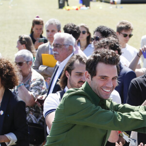 Mika - Le chanteur Mika devient le parrain de la Mêlée des Choeurs et rencontre, des élèves du CM1 à la Terminale qui interpréteront les hymnes nationaux des 48 matchs de la Coupe du Monde de Rugby 2023, à Gennevilliers, France, le 31 mai 2023. La coupe du monde de Rugby en France décroche une star internationale que la France adore en la personne de Mika pour un projet pédagogique et sociétal important unis par la musique. Mika devient le parrain de la Mêlée des Choeurs. Le projet de la Mêlée des Choeurs aura le privilège de compter sur un parrain d'exception : la popstar internationale Mika. La Coupe du Monde de Rugby 2023 a le plaisir d'annoncer que le chanteur Mika sera le parrain de la Mêlée des Choeurs, qui mobilise plus de 7 000 élèves du CM1 à la Terminale, à travers toute la France, pour interpréter les hymnes nationaux des 48 matchs de la Coupe du Monde de Rugby 2023. Artiste complet (auteur, compositeur et interprète) et engagé, véritable citoyen du monde, Mika a rencontré un triomphe planétaire dès 2007, avec l'album Life in Cartoon Motion – les tubes Relax, Take It Easy, Grace Kelly ou encore Love Today en sont extraits – certifié disque de diamant et vendu à plus de 6 millions d'exemplaires partout dans le monde. Suivront quatre nouveaux albums et une farandole de hits qui ont conquis les coeurs, en France comme à l'international : We Are Golden, Rain, Elle me dit, Boum Boum Boum ou encore Keep it simple, sorti en 2023 en duo avec Vianney. 7 000 élèves mobilisés partout en FranceLa collaboration entre Mika et la Mêlée des Choeurs démarrera dès demain, à l'occasion des 100 jours de la Coupe du Monde de Rugby 2023, avec une rencontre organisée avec de jeunes choristes en région parisienne, en présence également d'un Champion du Monde de Rugby. Lancé de concert avec le ministère de l'Education nationale, le ministère de la Culture et la Maîtrise populaire de l'Opéra-Comique, la Mêlée des Choeurs est un projet innovant, à triple dimension artistique, pédagogique et événementielle. Pour la première fois dans l'histoire de la Coupe du Monde de Rugby, des enfants et adolescents scolarisés chanteront les hymnes des équipes participantes au tournoi en étant encadrés par la Maîtrise populaire de l'Opéra-Comique et accompagnés pédagogiquement par leurs enseignants du premier degré et professeurs d'éducation musicale et de chant choral, tous formés à la direction de choeur. Chacun(e) des 7 000 élèves mobilisés par le projet interprétera les deux hymnes d'un match, auquel il assistera ensuite avec les encadrants du choeur. 