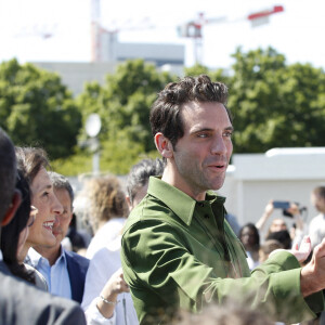 Mika, Amélie Oudéa-Castéra, ministre des Sports et des Jeux olympiques et paralympiques - Le chanteur Mika devient le parrain de la Mêlée des Choeurs et rencontre, des élèves du CM1 à la Terminale qui interpréteront les hymnes nationaux des 48 matchs de la Coupe du Monde de Rugby 2023, à Gennevilliers, France, le 31 mai 2023. La coupe du monde de Rugby en France décroche une star internationale que la France adore en la personne de Mika pour un projet pédagogique et sociétal important unis par la musique. Mika devient le parrain de la Mêlée des Choeurs. Le projet de la Mêlée des Choeurs aura le privilège de compter sur un parrain d'exception : la popstar internationale Mika. La Coupe du Monde de Rugby 2023 a le plaisir d'annoncer que le chanteur Mika sera le parrain de la Mêlée des Choeurs, qui mobilise plus de 7 000 élèves du CM1 à la Terminale, à travers toute la France, pour interpréter les hymnes nationaux des 48 matchs de la Coupe du Monde de Rugby 2023. Artiste complet (auteur, compositeur et interprète) et engagé, véritable citoyen du monde, Mika a rencontré un triomphe planétaire dès 2007, avec l'album Life in Cartoon Motion – les tubes Relax, Take It Easy, Grace Kelly ou encore Love Today en sont extraits – certifié disque de diamant et vendu à plus de 6 millions d'exemplaires partout dans le monde. Suivront quatre nouveaux albums et une farandole de hits qui ont conquis les coeurs, en France comme à l'international : We Are Golden, Rain, Elle me dit, Boum Boum Boum ou encore Keep it simple, sorti en 2023 en duo avec Vianney. 7 000 élèves mobilisés partout en FranceLa collaboration entre Mika et la Mêlée des Choeurs démarrera dès demain, à l'occasion des 100 jours de la Coupe du Monde de Rugby 2023, avec une rencontre organisée avec de jeunes choristes en région parisienne, en présence également d'un Champion du Monde de Rugby. Lancé de concert avec le ministère de l'Education nationale, le ministère de la Culture et la Maîtrise populaire de l'Opéra-Comique, la Mêlée des Choeurs est un projet innovant, à triple dimension artistique, pédagogique et événementielle. Pour la première fois dans l'histoire de la Coupe du Monde de Rugby, des enfants et adolescents scolarisés chanteront les hymnes des équipes participantes au tournoi en étant encadrés par la Maîtrise populaire de l'Opéra-Comique et accompagnés pédagogiquement par leurs enseignants du premier degré et professeurs d'éducation musicale et de chant choral, tous formés à la direction de choeur. Chacun(e) des 7 000 élèves mobilisés par le projet interprétera les deux hymnes d'un match, auquel il assistera ensuite avec les encadrants du choeur. 