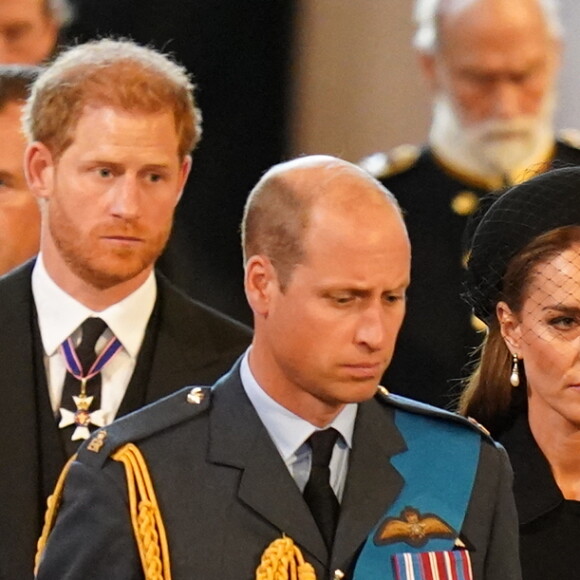 Meghan Markle, duchesse de Sussex, Catherine (Kate) Middleton, princesse de Galles - Intérieur - Procession cérémonielle du cercueil de la reine Elisabeth II du palais de Buckingham à Westminster Hall à Londres, où les Britanniques et les touristes du monde entier pourront lui rendre hommage jusqu'à ses obsèques prévues le 19 septembre 2022.