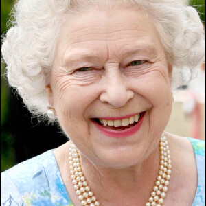 A commerncer par la reine Elizabeth II qui n'a pas mâché ses mots à l'égard de la femme d'Harry... 

La reine Elizabeth II dans les jardins de Buckingham Palace à Londres 