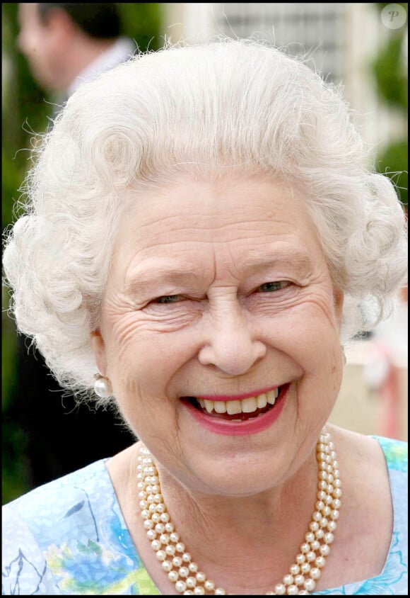 A commerncer par la reine Elizabeth II qui n'a pas mâché ses mots à l'égard de la femme d'Harry... 
La reine Elizabeth II dans les jardins de Buckingham Palace à Londres 