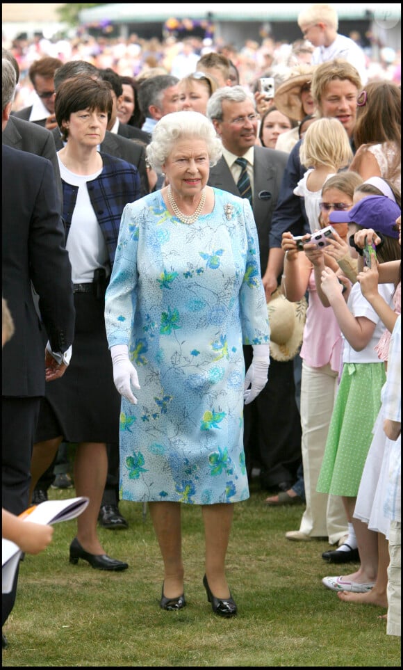 La reine Elizabeth II dans les jardins de Buckingham Palace 