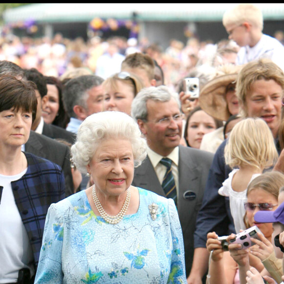 La reine Elizabeth II dans les jardins de Buckingham Palace 

