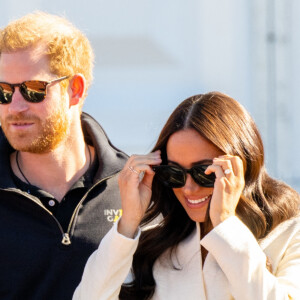 Le prince Harry et Meghan Markle assistent à la finale d'athlétisme, au deuxième jour des Invictus Games 2020 à La Haye, le 17 avril 2022. 