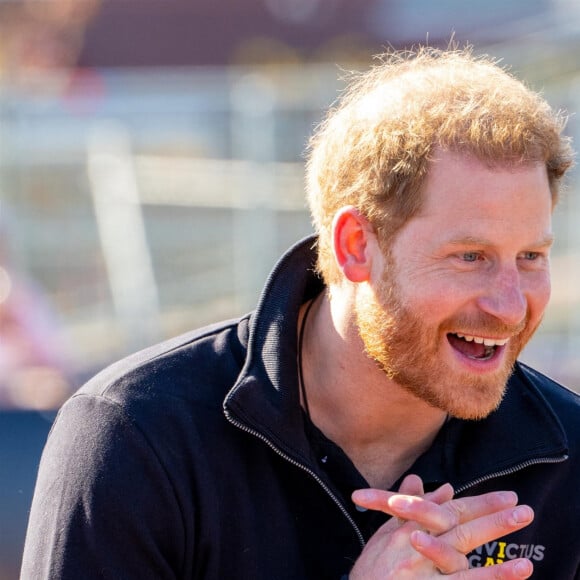 Le prince Harry et Meghan Markle assistent à la finale d'athlétisme, au deuxième jour des Invictus Games 2020 à La Haye, le 17 avril 2022. 