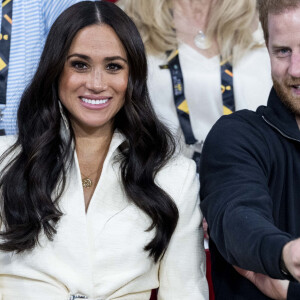 Le prince Harry et Meghan Markle assistent à la finale d'athlétisme, au deuxième jour des Invictus Games 2020 à La Haye, le 17 avril 2022. 