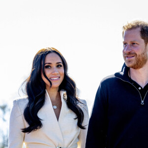 Le prince Harry et Meghan Markle assistent à la finale d'athlétisme, au deuxième jour des Invictus Games 2020 à La Haye, le 17 avril 2022. 