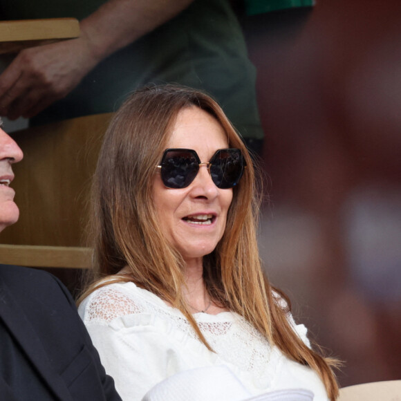 Raymond Domenech et une amie dans les tribunes lors des Internationaux de France de Tennis de Roland Garros 2022. Paris, le 5 juin 2022. © Dominique Jacovides/Bestimage