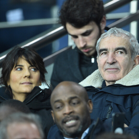 Estelle Denis et son compagnon Raymond Domenech dans les tribunes lors du match de quart de finale de la Coupe de Ligue opposant le Paris Saint-Germain à l'AS Saint-Etienne au Parc des Princes à Paris, France, le 8 janvier 2020. le PSG a gagné 6-1. © Giancarlo Gorassini/Bestimage