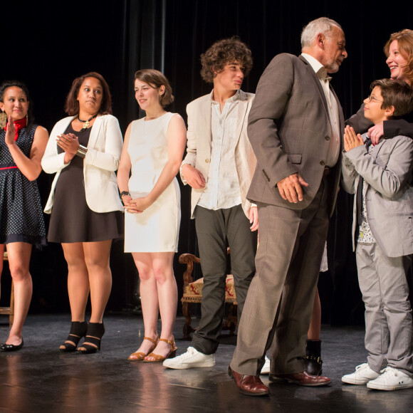 Elles avaient alors rejoint la scène afin de féliciter le comédien.
Exclusif - Francis Perrin fête ses 50 ans de carrière et revient sur scène pour une soirée spéciale avec "Molière malgré Moi" au théâtre de la Gaîté-Montparnasse à Paris le 18 juin 2016 entouré de sa famille et ses amis. © Romuald Meigneux / Bestimage