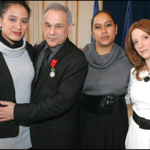 Quelques années plus tôt, Cécile et Fabiola avaient déjà été photographiées en compagnie de leur père, au ministre du travail. L'acteur était présent en tant qu'élève au grade d'officier de la légion d'honneur.
Exclusif - Francis Perrin entouré de ses fills Fabiola (à gauche) et Cécile - Francis Perrin élève au grade d'officier de la légion d'honneur au ministère du travail. © Bertrand Rindoff Petroff / Bestimage