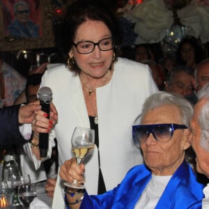 "Je sais qu'il ne faut jamais baisser les armes quand on est malade", a déclaré l'optimiste artiste de 88 ans
Semi-Exclusif - Hervé Vilard, Nana Mouskouri, Michou, Jean-Paul Belmondo - Michou fête son 88ème anniversaire dans son cabaret avec ses amis à Paris le 18 juin 2019. © Philippe Baldini/Bestimage