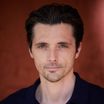 Raphaël Personnaz bientôt papa : sa compagne, belle journaliste, dévoile son ventre rond à Roland-Garros