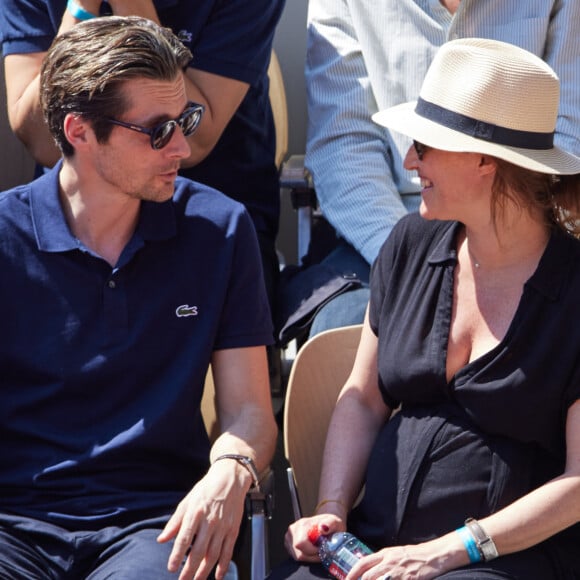 Pour rappel, le beau brun est en couple depuis plusieurs années avec cette journaliste qui aux dernières nouvelle travaille au "Figaro".
Raphaël Personnaz et sa compagne Clara Géliot (enceinte) en tribunes lors des Internationaux de France de tennis de Roland Garros 2023 à Paris, France, le 1er juin 2023. © Jacovides-Moreau/Bestimage 