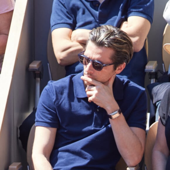 Raphaël Personnaz et sa compagne Clara Géliot (enceinte) en tribunes lors des Internationaux de France de tennis de Roland Garros 2023 à Paris, France, le 1er juin 2023. © Jacovides-Moreau/Bestimage 