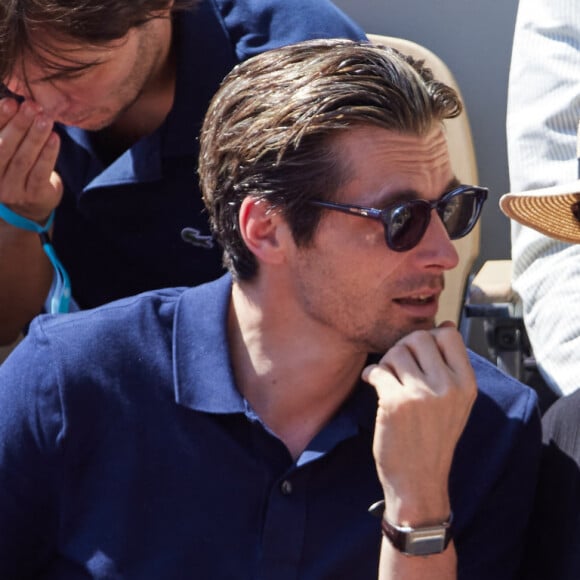 Raphaël Personnaz et sa compagne Clara Géliot (enceinte) en tribunes lors des Internationaux de France de tennis de Roland Garros 2023 à Paris, France, le 1er juin 2023. © Jacovides-Moreau/Bestimage 