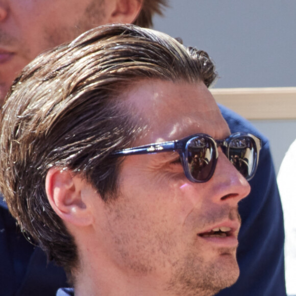 Raphaël Personnaz et sa compagne Clara Géliot (enceinte) en tribunes lors des Internationaux de France de tennis de Roland Garros 2023 à Paris, France, le 1er juin 2023. © Jacovides-Moreau/Bestimage 