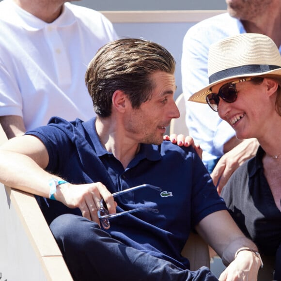 L'acteur s'apprête donc à devenir papa pour la première fois ! 
Raphaël Personnaz et sa compagne Clara Géliot (enceinte) en tribunes lors des Internationaux de France de tennis de Roland Garros 2023 à Paris, France, le 1er juin 2023. © Jacovides-Moreau/Bestimage 