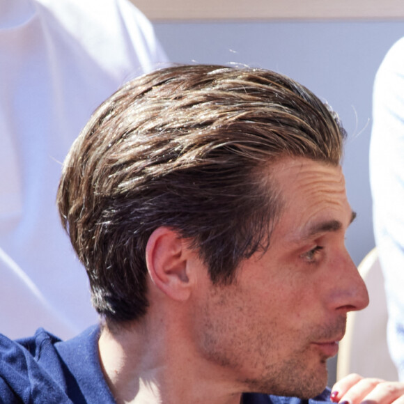 Raphaël Personnaz et sa compagne Clara Géliot (enceinte) en tribunes lors des Internationaux de France de tennis de Roland Garros 2023 à Paris, France, le 1er juin 2023. © Jacovides-Moreau/Bestimage 