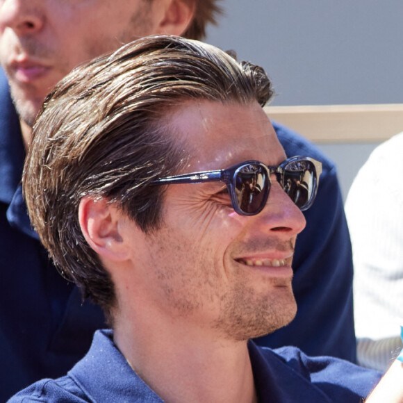 Raphaël Personnaz et sa compagne Clara Géliot (enceinte) en tribunes lors des Internationaux de France de tennis de Roland Garros 2023 à Paris, France, le 1er juin 2023. © Jacovides-Moreau/Bestimage 